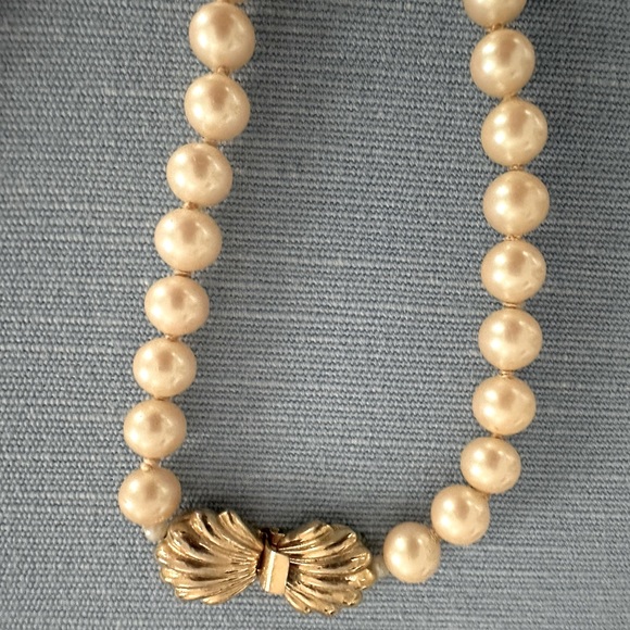🎉HP🎉 Faux Pearl Necklace - Picture 2 of 3